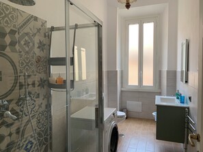 Sèche-cheveux, bidet, serviettes fournies, savon