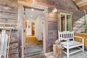 Terrace/patio - Great Northern Demi Lodge - Private log cabin, sleeps 4, 15 min from Stevens Pass! (Skykomish)