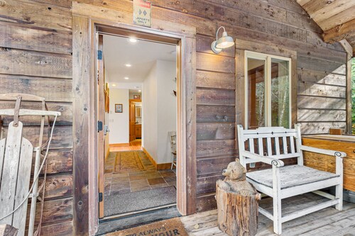 Great Northern Demi Lodge - Private log cabin, sleeps 4, 15 min from Stevens Pass!