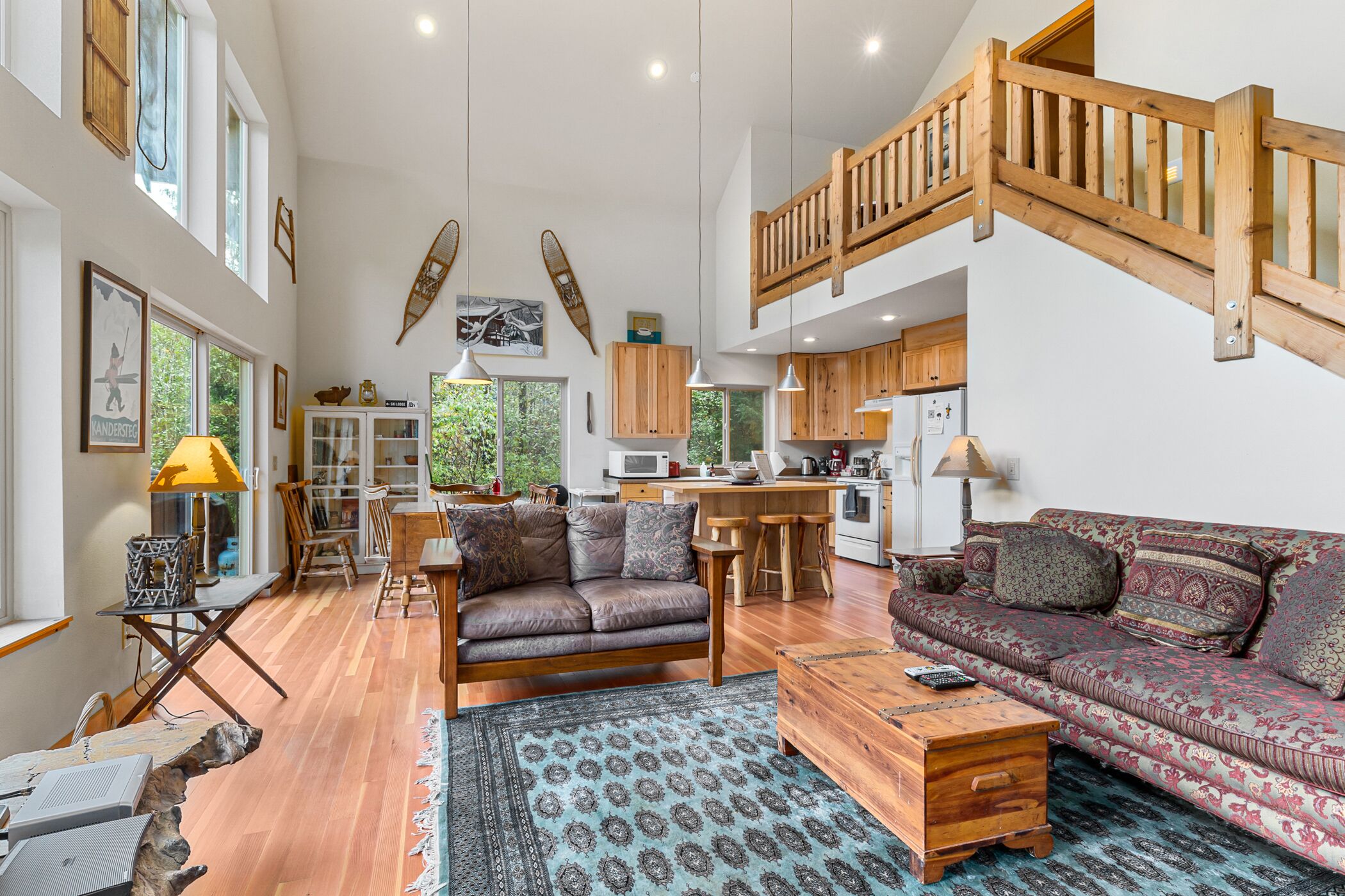 Great Northern Demi Lodge - Private log cabin, sleeps 4, 15 min from Stevens Pass!