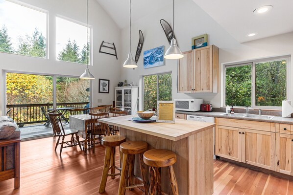 Interior - Great Northern Demi Lodge - Private log cabin, sleeps 4, 15 min from Stevens Pass! (Skykomish)