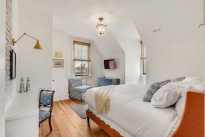 4 bedrooms, iron/ironing board, WiFi, bed sheets