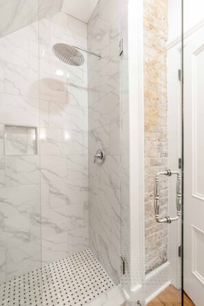 Combined shower/tub, hair dryer, towels - The Manor by Guesthouse Charleston- Grand Immaculately Restored Historic Home in Downtown Charleston (Charleston)