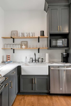 冷蔵庫、電子レンジ、オーブン、コンロ