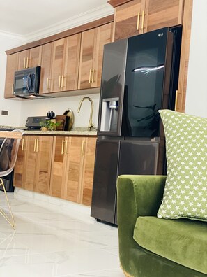 Réfrigérateur, micro-ondes, four, plaque de cuisson