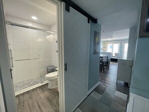 Shower, towels - Carolina Shores II 2203 - Oceanfront Complex in Garden City Beach (Garden City Beach)