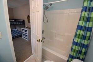 Combined shower/tub, towels