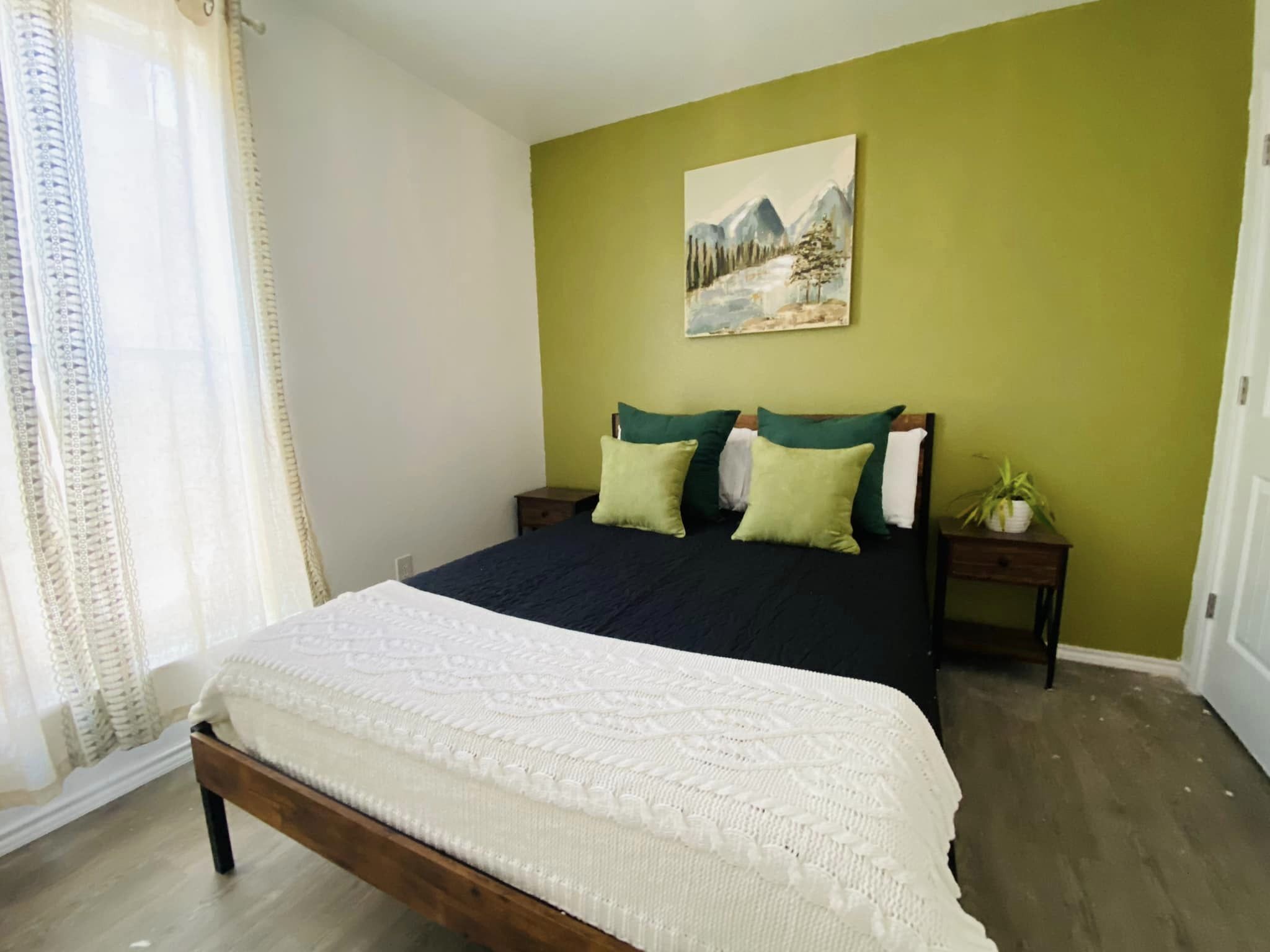 3-Large Outdoor NEW Home 5 m to Lake w/ Hot Tub/Swings/Games/Fire Pit/Pool Table