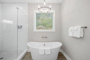 Combined shower/bathtub, hair dryer, towels - Overlook Cove by SoCharm | Game room, basketball, board games, kayaking, and more (Mooresville)