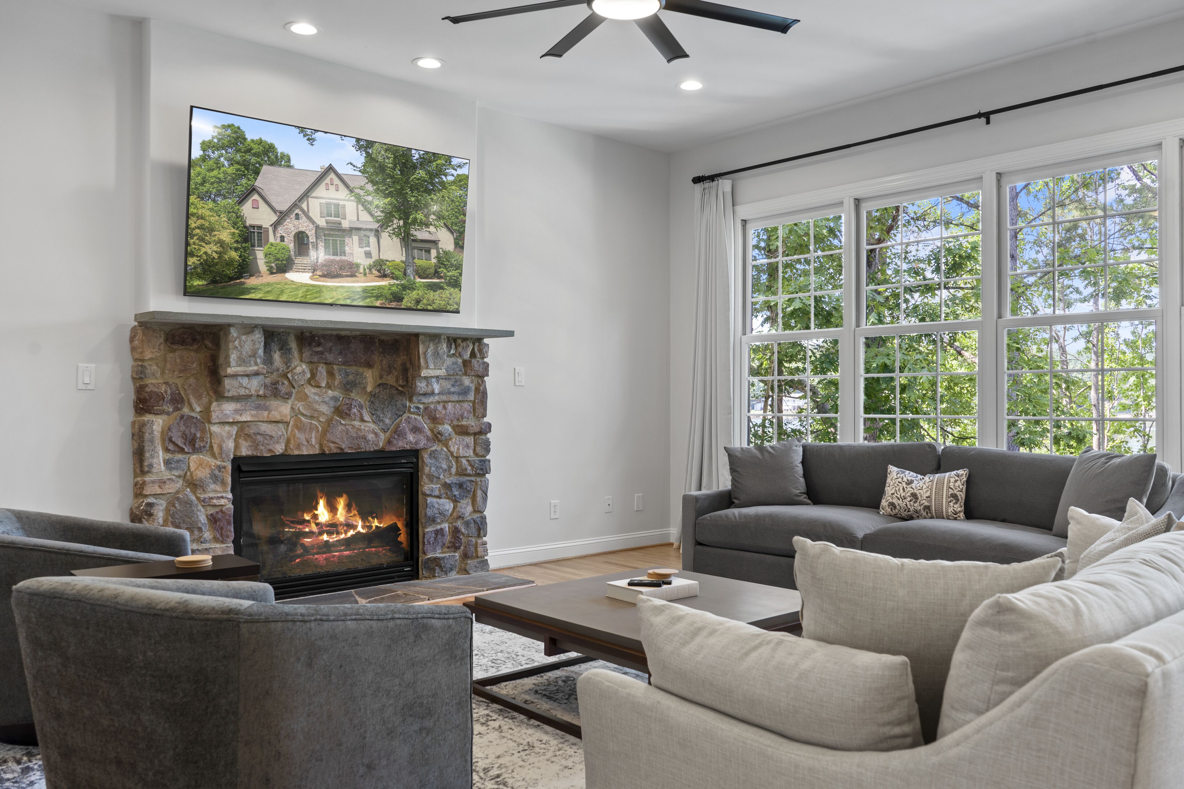 Beautiful Waterfront Home with Pool/Hot Tub - Ideal for up to 14 Guests