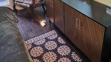 Een televisie en boeken