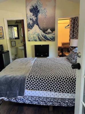 1 habitación, tabla de planchar con plancha y cuna de viaje