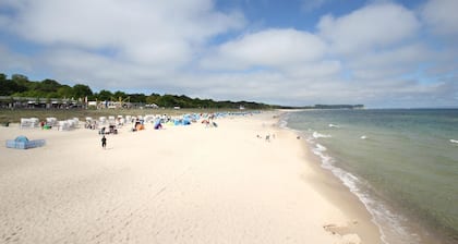 Ferienhaus Luki - zentral aber ruhig, Terrasse mit viel Grün - strandnahes