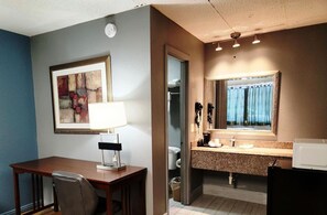 Premium bedding, iron/ironing board, free WiFi, bed sheets - Econo Lodge Mena near QueenWilhelmina State Park (Mena)