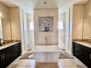 Regadera, secadora de cabello, toallas, jabón 