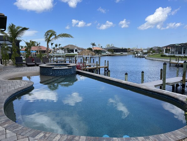 Alberca al aire libre y alberca climatizada