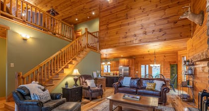 The Forge: Dog Friendly Cabin | Firepit | Gated community 15min to West Jefferson!