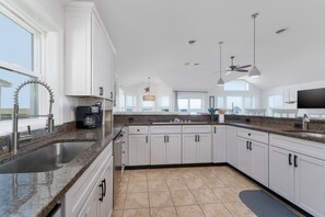 Kylskåp, mikrovågsugn, ugn och spishäll