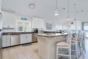 Kylskåp, mikrovågsugn, ugn och spishäll