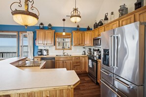 Køleskab, mikrobølgeovn, ovn, kogeplade