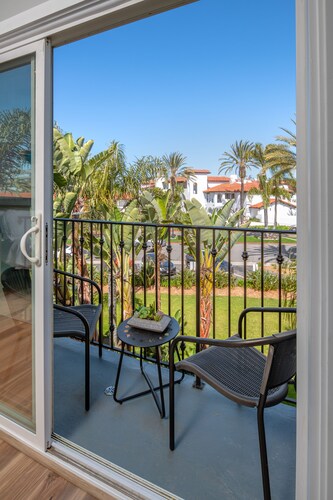 645 Fresh Modern Condo Inside Resort Gates - Free Wifi - Walk to Spa
