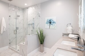 Dusche, Haartrockner, Handtücher, Toilettenpapier