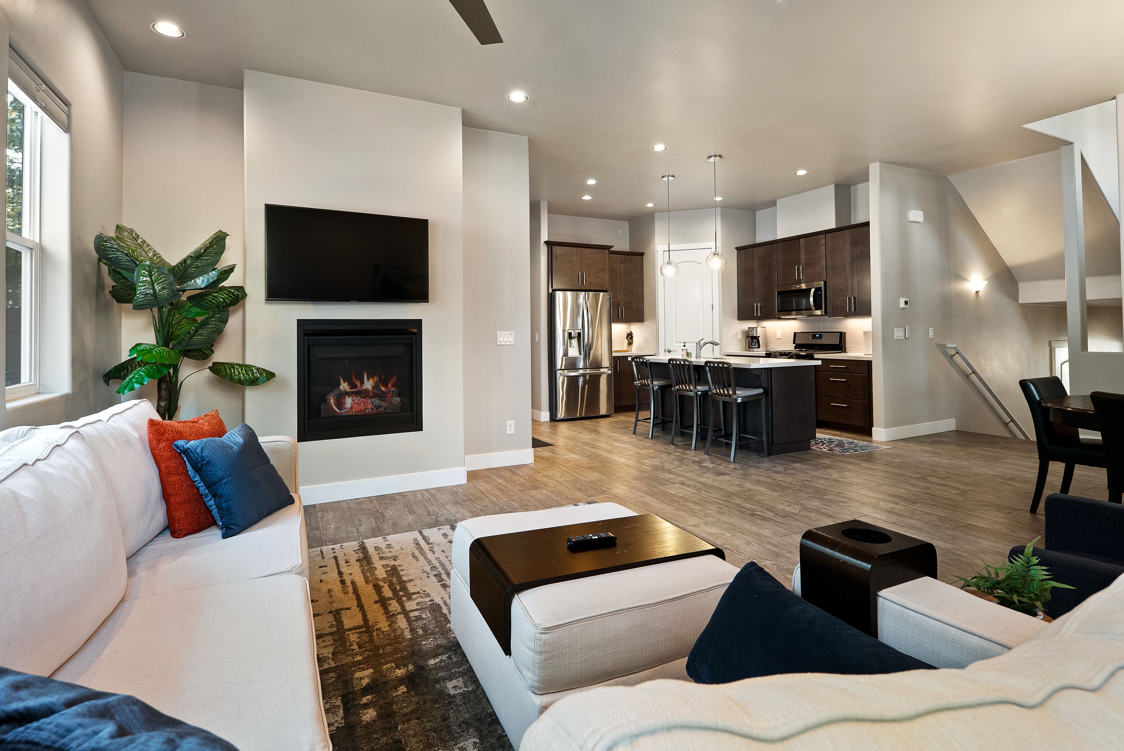 BBQ, corn hole, and direct access to the forest. Close to NAU & downtown Flagstaff!