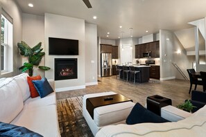 Televisión y chimenea 