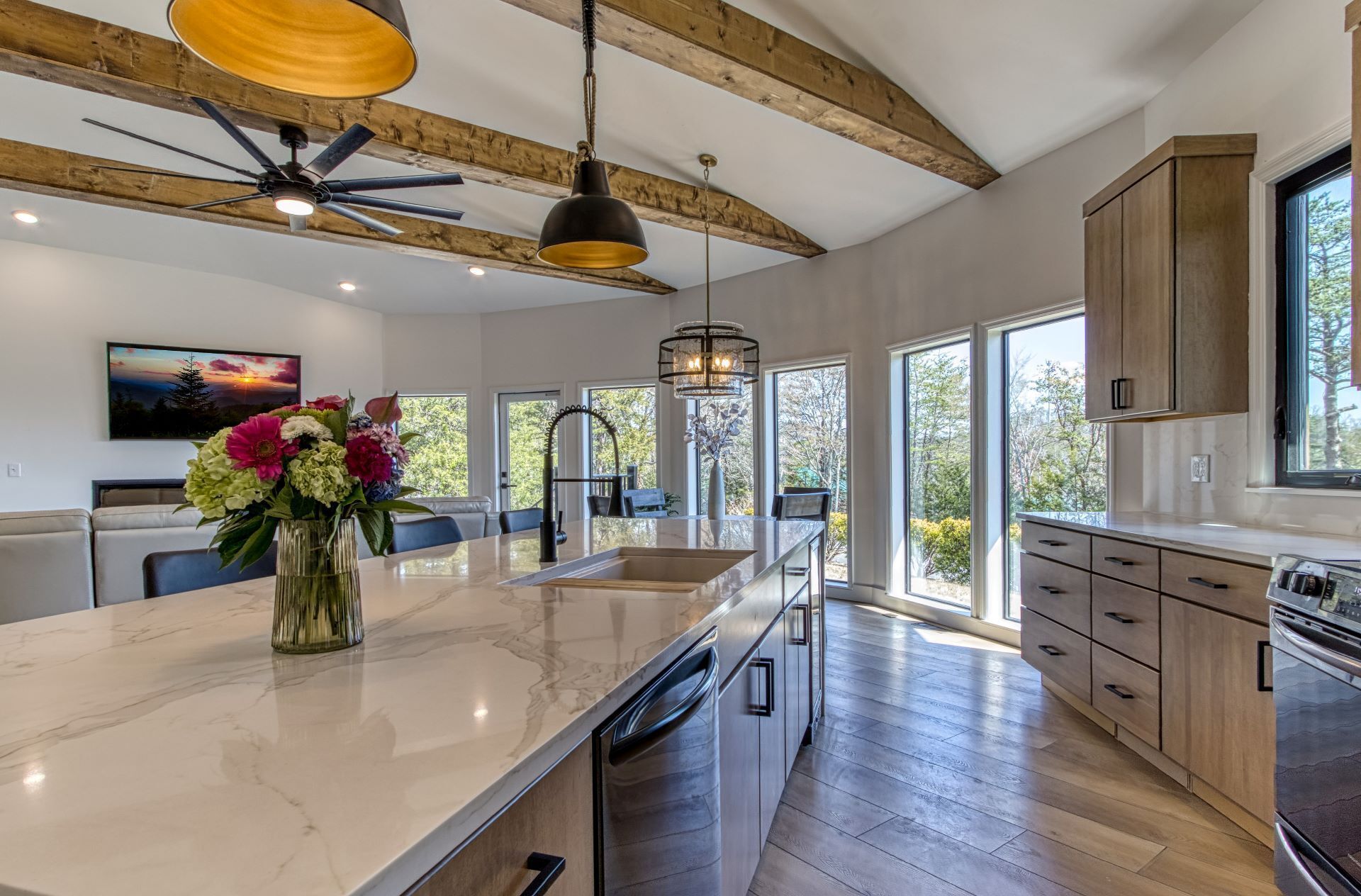 Jääkaappi, mikroaaltouuni, uuni, liesi