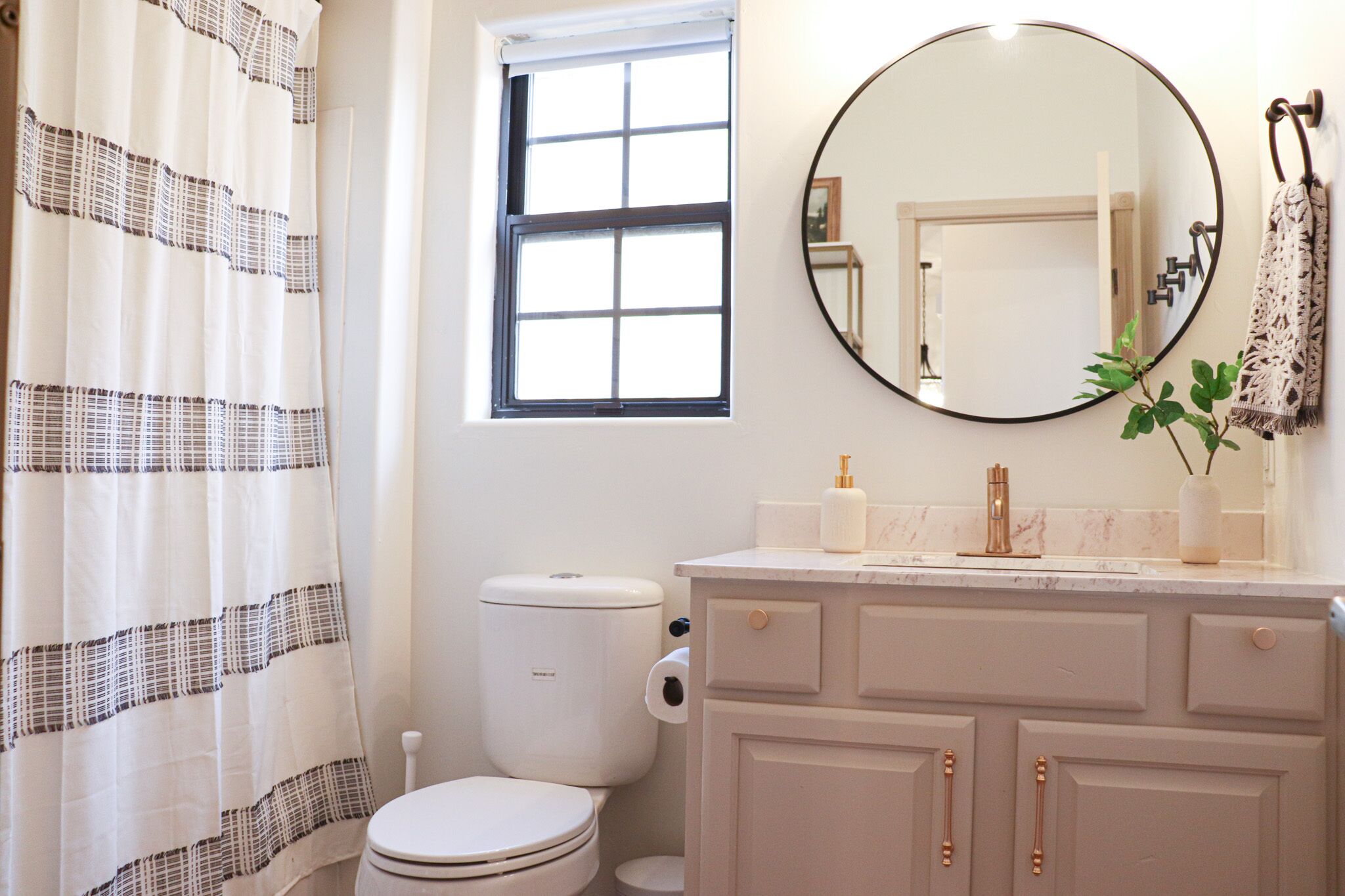 New Getaway Retreat w/King Bed and LOTS of Amenities in the White Mountains