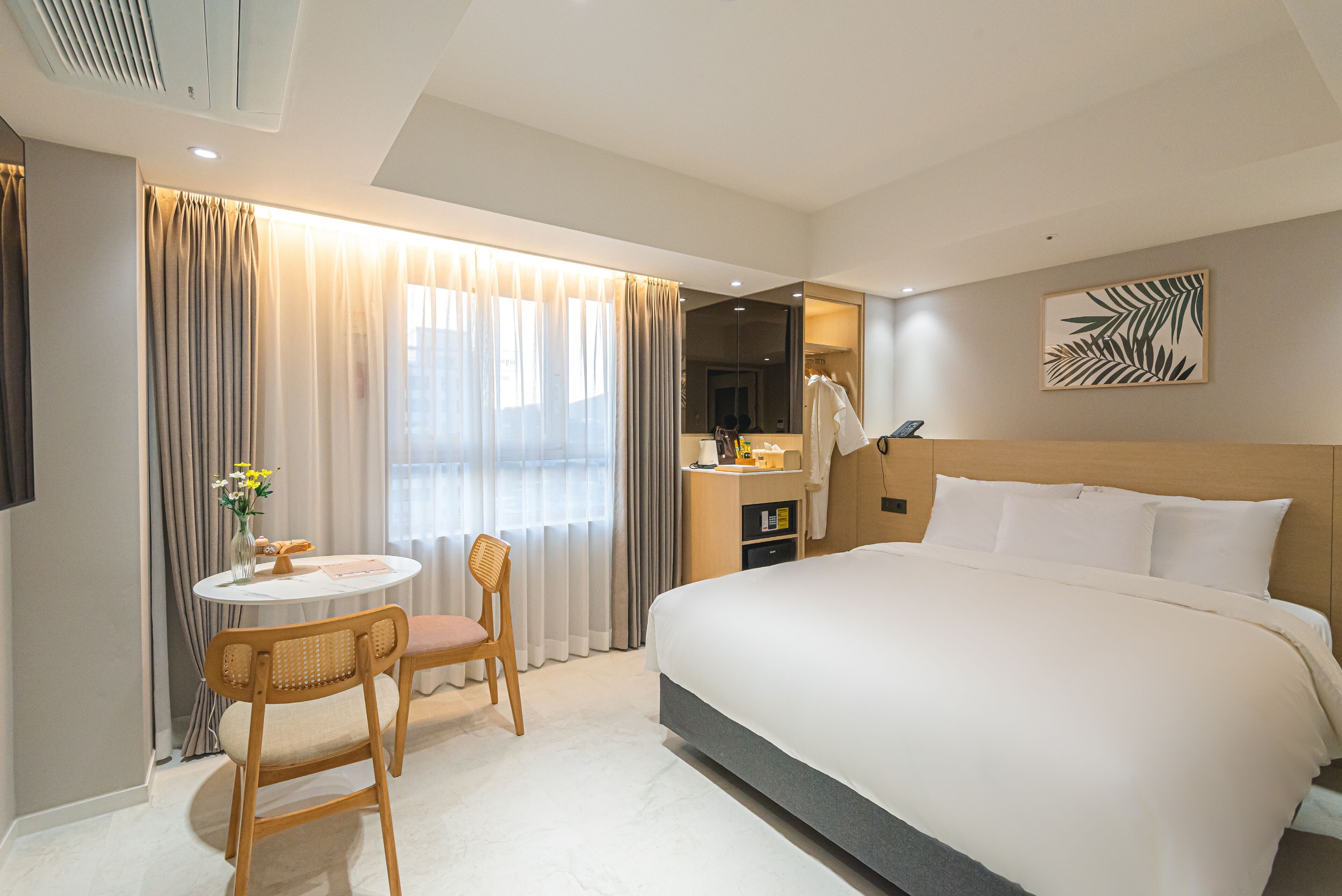 Premium Double Spa | Premium bedding, down comforters, Tempur-Pedic beds, in-room safe