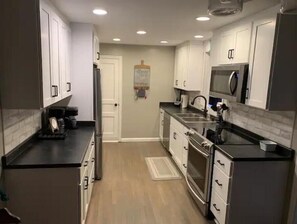 Fridge, microwave, oven, stovetop - Peaceful Country Escape-perfect family vacation  (Beverly)