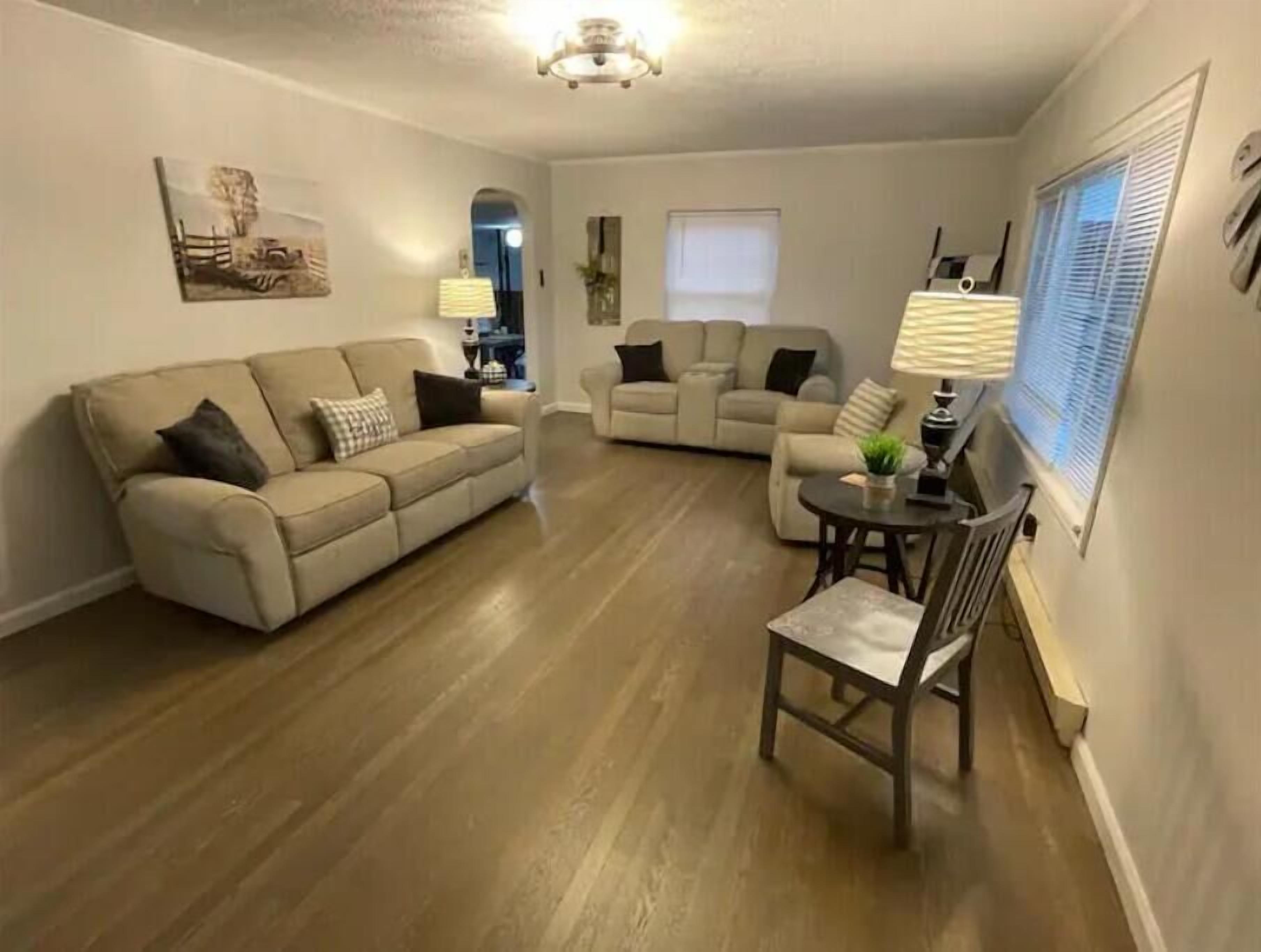 TV connectée, cheminée, table de tennis de table, livres