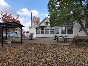 Outdoor dining - Farm Country Escape-perfect family vacation (Beverly)