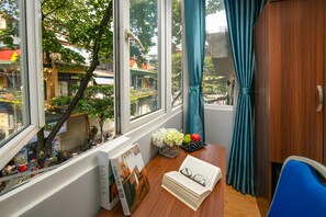 Chambre Deluxe double, vue sur la ville | Fer et planche à repasser, accès au Wi-Fi (inclus)