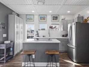 Réfrigérateur, four à micro-ondes, un four, surface de cuisson