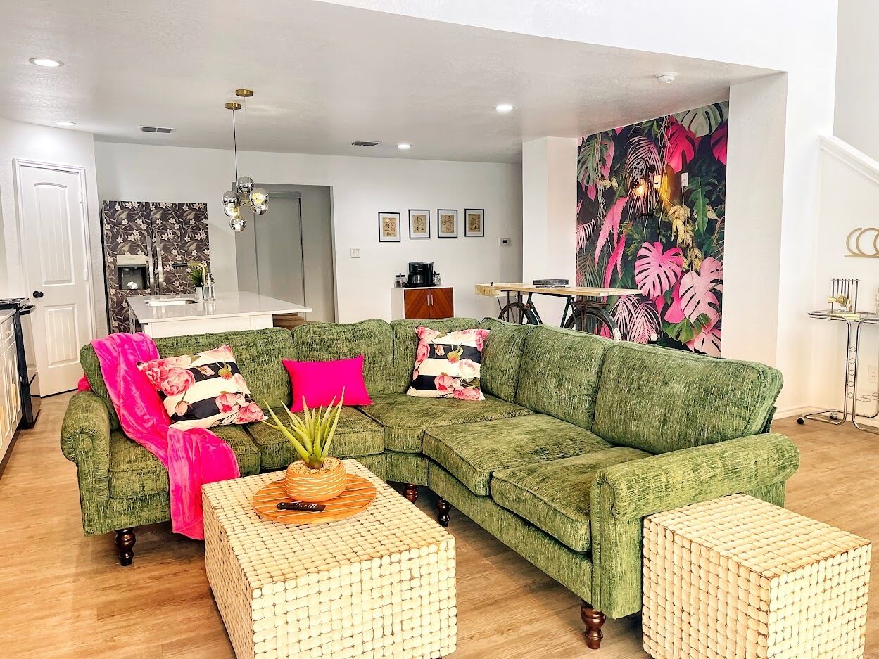 4- NEW Luxurious Home 5 minutes to Canyon Lake w/ Hot Tub, BBQ , Games and more!