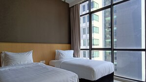 스탠다드 스튜디오 스위트, 침대(여러 개), 전용 욕실, 시내 전망 | 책상, 노트북 작업 공간, 침대 시트