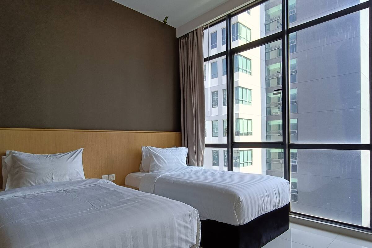 Suite monolocale Standard, letti multipli, bagno privato, vista città | 1 camera, una scrivania, postazione laptop, lenzuola