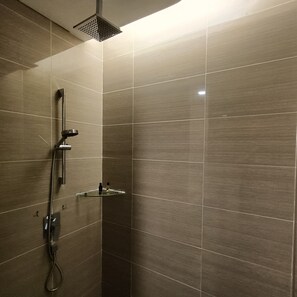 Douche, douche à « effet pluie », sèche-cheveux, bidet