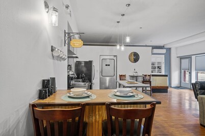 The "Roost." A Large 2 Bedroom - Diner Themed Stay