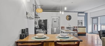 The "Roost." A Large 2 Bedroom - Diner Themed Stay