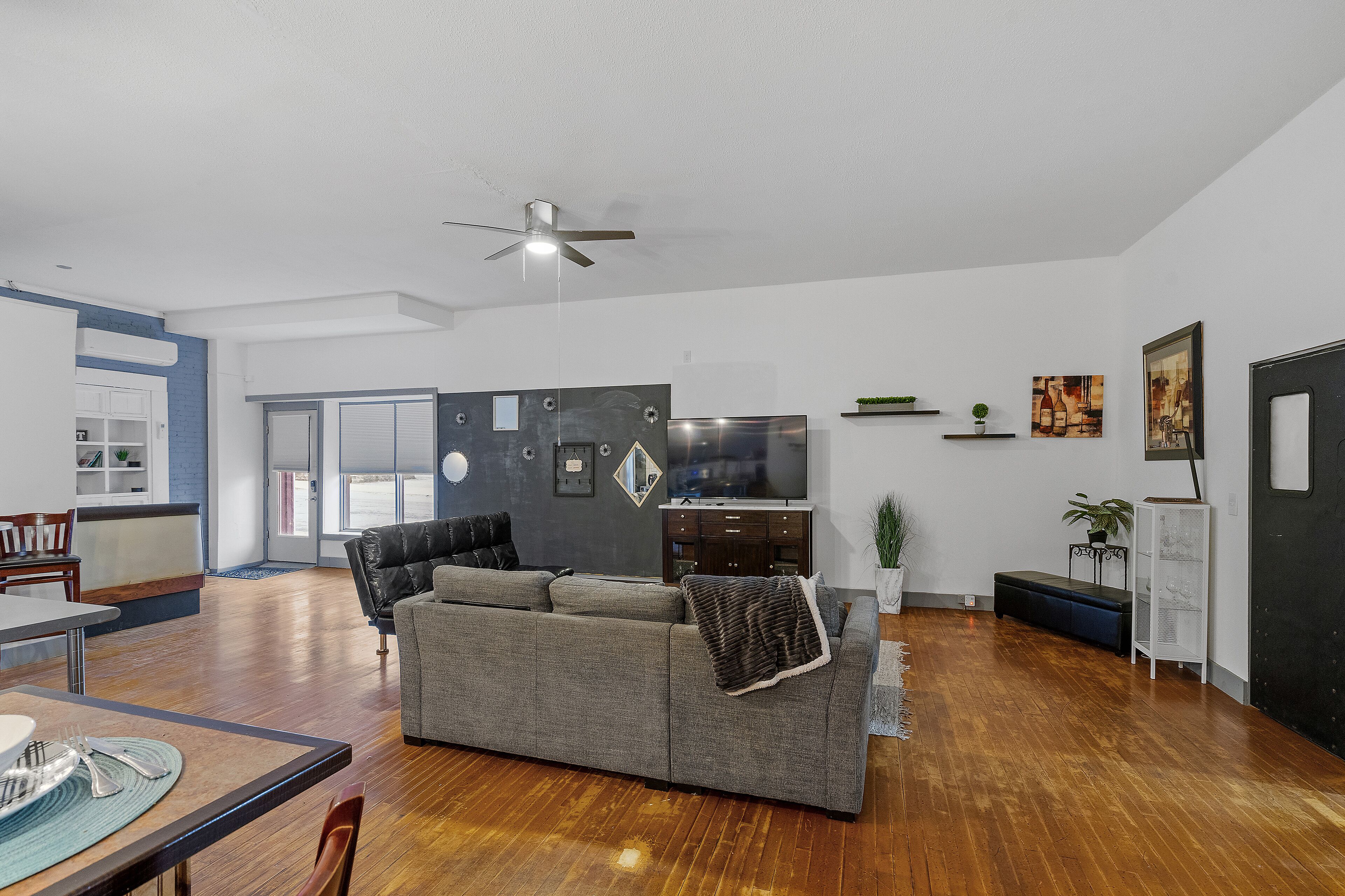 The "Roost." A Large 2 Bedroom - Diner Themed Stay