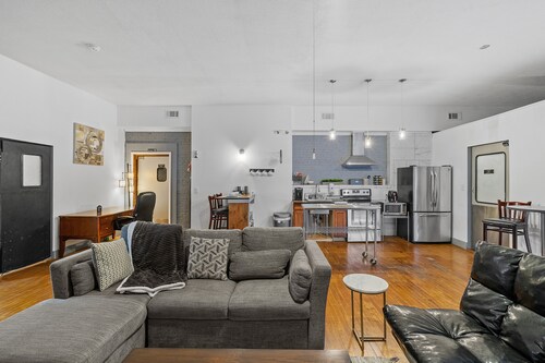 The "Roost." A Large 2 Bedroom - Diner Themed Stay