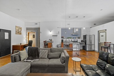 The "Roost." A Large 2 Bedroom - Diner Themed Stay