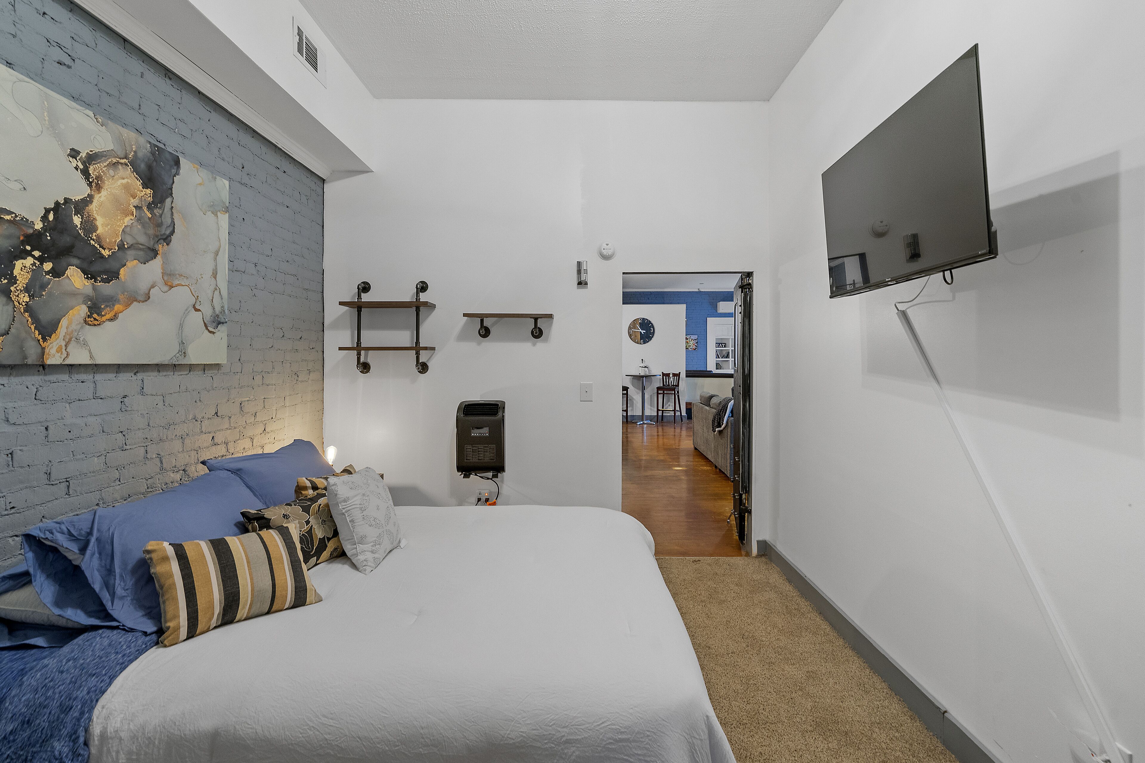 2 bedrooms, desk, iron/ironing board, WiFi