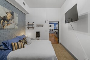 2 habitaciones, escritorio, tabla de planchar con plancha y wifi