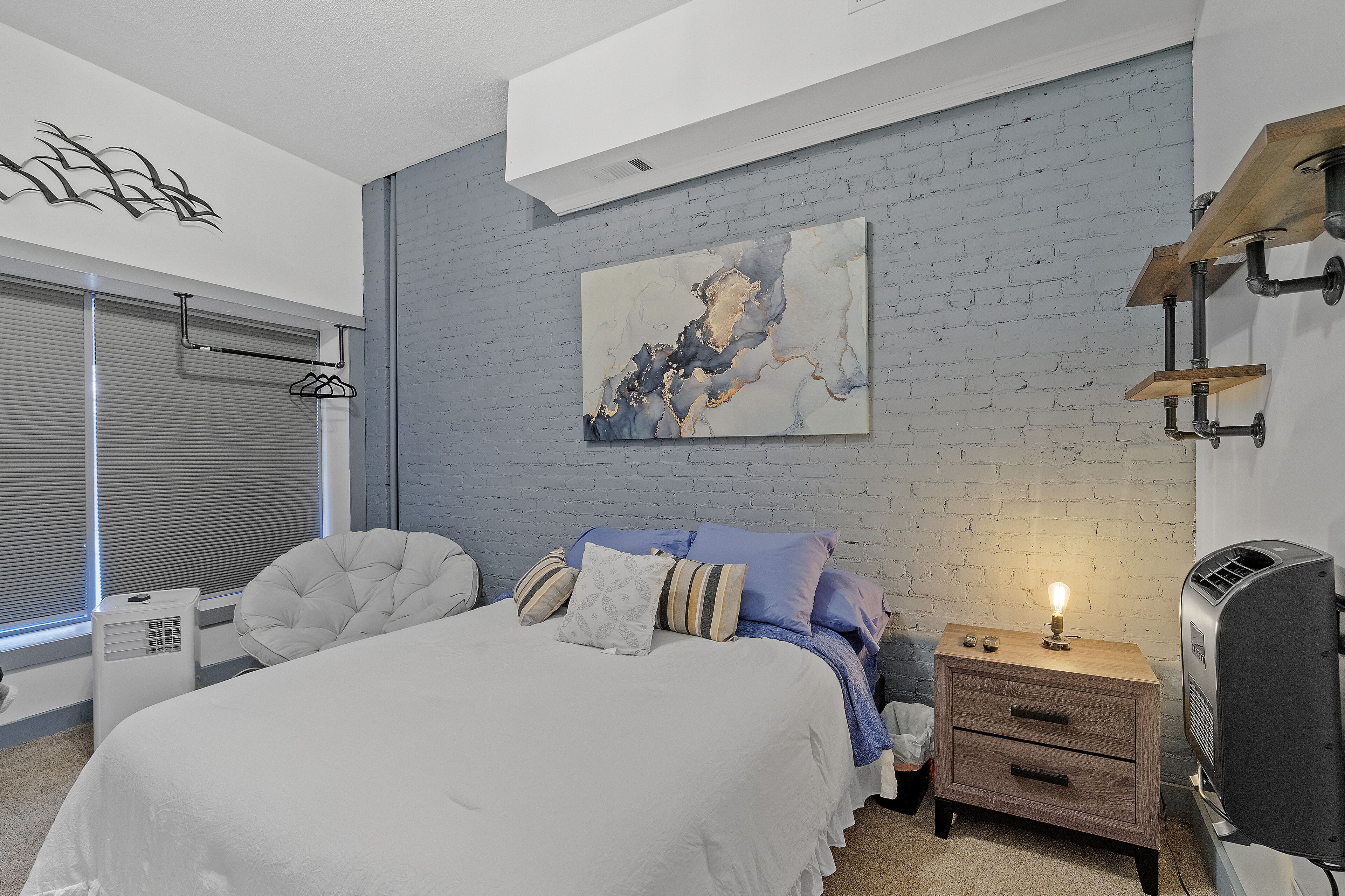 2 soverom, skrivebord, strykejern/-brett og wi-fi