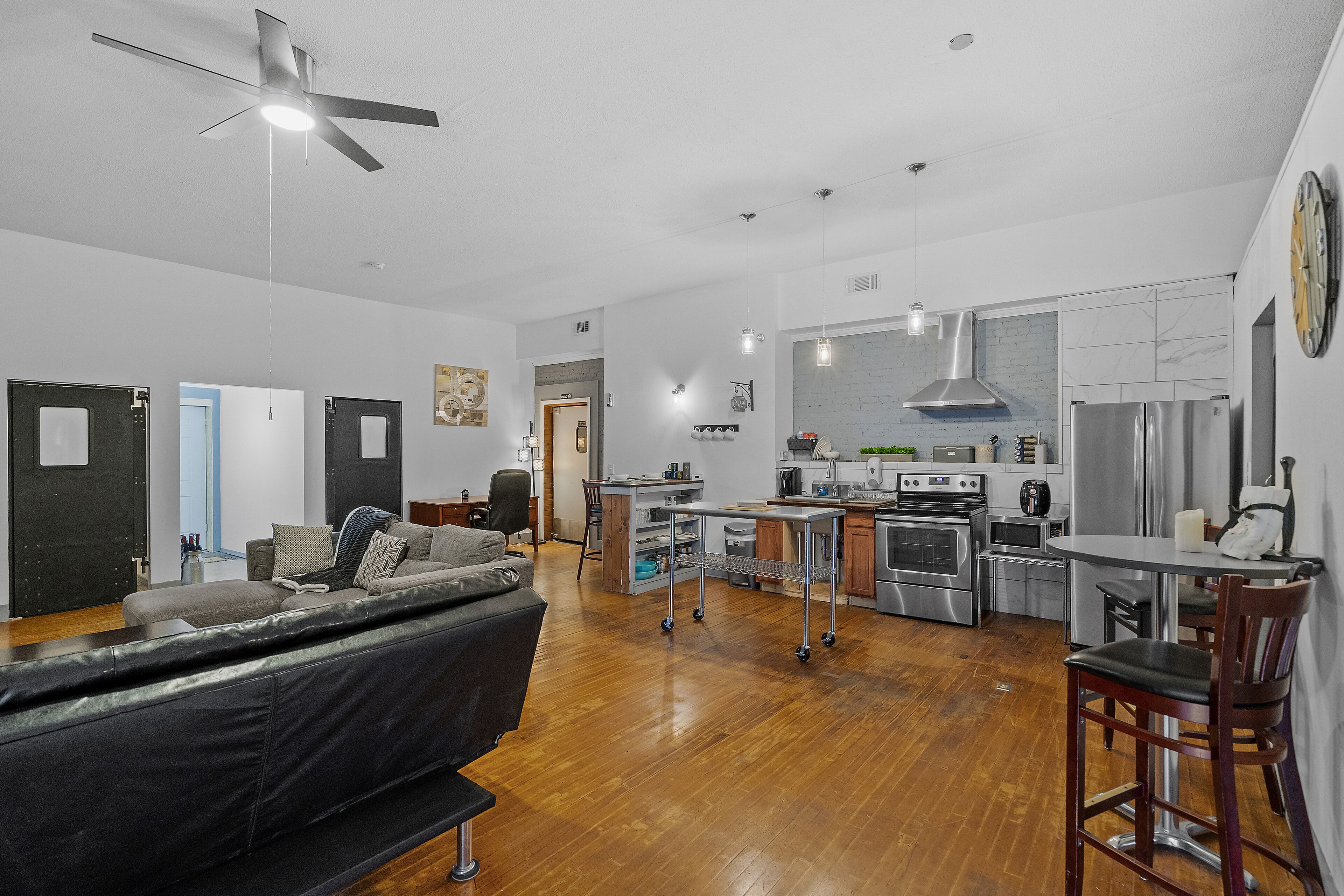 The "Roost." A Large 2 Bedroom - Diner Themed Stay