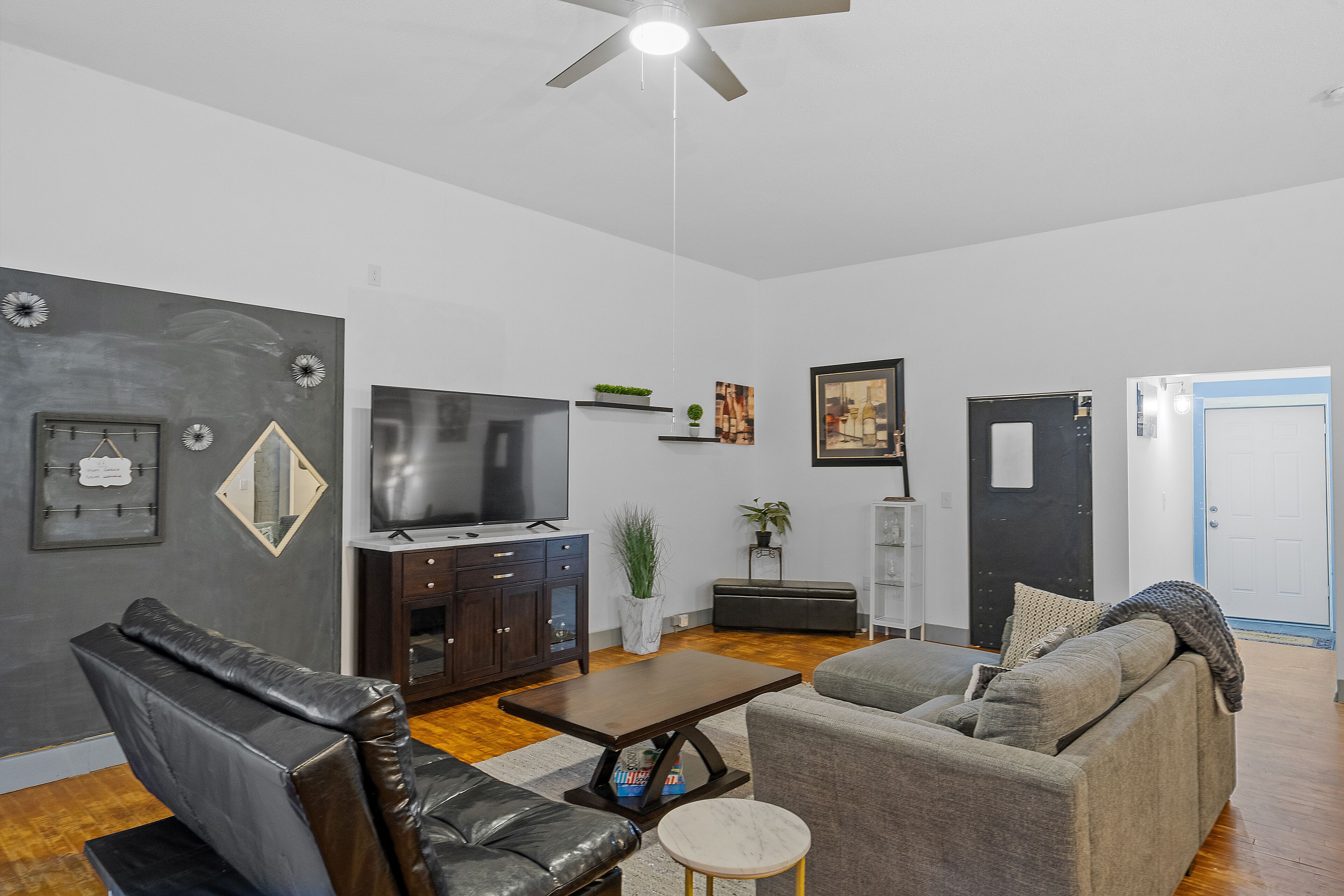 The "Roost." A Large 2 Bedroom - Diner Themed Stay